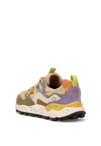 Sneaker multicolore che presenta un mix di materiali, tra cui suede e texture morbide. Progettato con una suola maculata e un'asola per il trasporto.