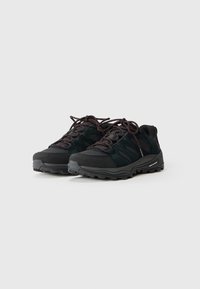 Schwarze Wanderschuhe aus einer Mischung von Wildleder und Mesh-Materialien. Mit Gummisohlen, roten Akzent-Schnürsenkeln und einem flachen Design.