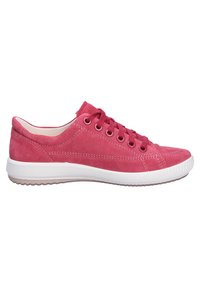 Roze suède sneaker met witte rubberen zool, ronde neus en zes veterogen. Geverfde details aan de zijkant en een gevoerde kraag voor extra comfort.