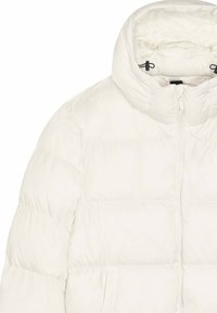 Giacca imbottita bianca con collo alto, texture trapuntata verticale, zip frontale e coulisse regolabile al collo.