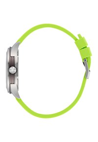 Digital klocka med ett hölje i rostfritt stål, grön silikonrem, rund urtavla, silverfärgade detaljer och en texturerad krona på sidan.