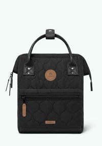 Schwarzer gesteppter Rucksack mit Lederakzenten, oberen Griffen, einer Reißverschlusstasche vorne und einem runden Logo-Patch. Strukturiert Oberfläche und elegantes Design.