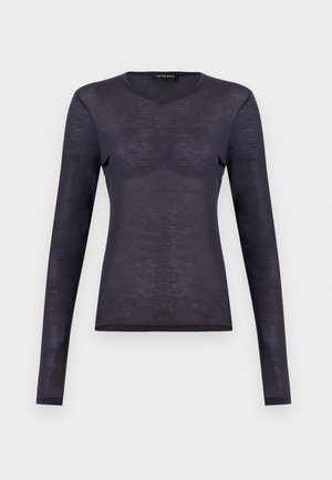 Donkergrijs, langärmelig, semi-transparant V-hals shirt met een aangesloten silhouet en lichtgewicht gebreide stof, afgebeeld op een effen witte achtergrond.