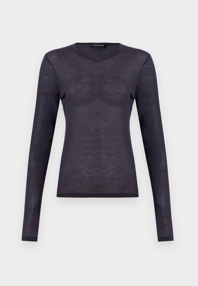 Tumši pelēka, ar garām piedurknēm, puscaurspīdīga V-veida kakla topiņa ar piegulošu siluetu un vieglu adījuma audumu, attēlota uz vienkārša balta fona.