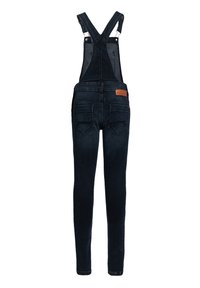 Mörka denimoveraller med justerbara axelband, raka ben och en läderetikett på baksidan. Har bakfickor och minimal detaljer.