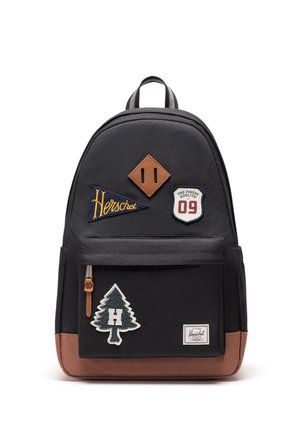 Sort rygsæk med brune detaljer, forlomme, mærker inklusive træ med H, Herschel-logo, 09-emblem og lille diamantlignende læderdetalje.