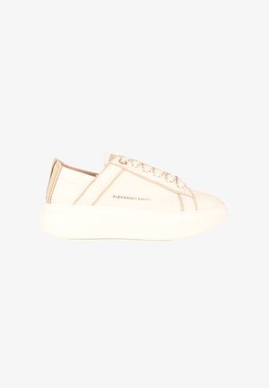 Sneaker crema a taglio basso con suola bianca spessa, dettagli cuciti, lacci e logo "Alexander Smith" sul lato.