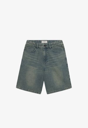 Șorturi din denim cu un ton de albastru deschis, având un design clasic cu cinci buzunare, croială dreaptă și detalii de cusătură vizibile.