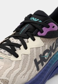 HOKA CHALLENGER 7 - Løpesko for mark - oatmeal/mountain iris