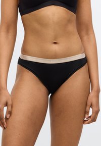 Μαύρο βαμβακερό μπικίνι με μπεζ ελαστική ζώνη στη μέση που φέρει το λογότυπο «BOSS». Με ομαλή υφή και κλασικό κόψιμο.