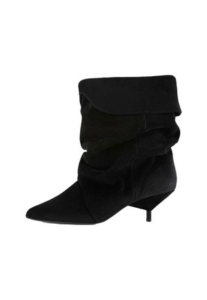 Zwarte, zachte stoffen enkellaars met een slouchy ontwerp, spitse neus en een lage stilettohak. Kenmerkt zich door gelaagde, gedrapeerde details aan de bovenkant.