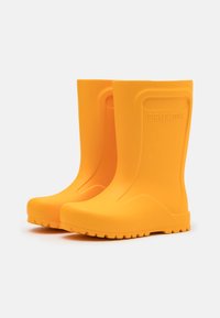 Stivali da pioggia in gomma gialla con una texture liscia, punta arrotondata e suola robusta con battistrada per una migliore aderenza. Nome del marchio impresso di lato.