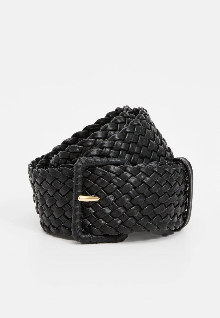Schwarzer geflochtener Ledergürtel mit einer glatten Textur, ausgestattet mit einer rechteckigen Schnalle mit einem goldenen Akzent. Flexibles und klassisches Design.