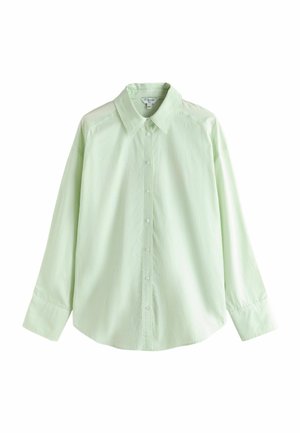 Cămașă verde deschis cu dungi verticale subtile, mâneci lungi, guler ascuțit și manșete cu nasturi, afișată pe un fundal alb.