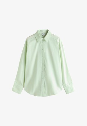 Cămașă verde deschis cu dungi verticale subtile, mâneci lungi, guler ascuțit și manșete cu nasturi, afișată pe un fundal alb.