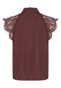 Burgundy blus med spetsband på ärmarna, rynkad hals och en mjuk, len textur. Baksidan är enkel utan ytterligare detaljer.