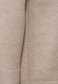 Maglione beige lavorato a maglia con una texture morbida, dotato di polsini e orlo a costine, e un tessuto del corpo liscio con una leggera lucentezza e dettagli di cucitura raffinati.