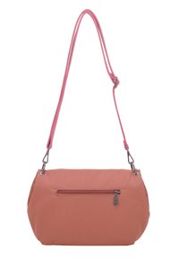 Borsa color pesche con una texture liscia, progettata con una sola tracolla rosa, una tasca anteriore con zip e dettagli metallici.