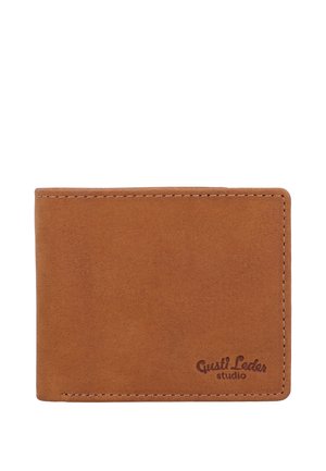 Cartera de cuero marrón tipo bi-fold con costuras visibles y logo en relieve de "Gusti Leder studio" en la esquina inferior derecha.