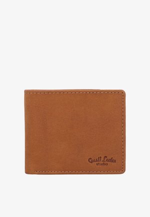 Portafoglio bifold in pelle marrone con cuciture evidenti e logo "Gusti Leder studio" impresso nell'angolo in basso a destra.
