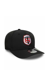 Casquette noire avec un design structuré. Présente un logo brodé rouge et blanc sur le devant. Elle a une visière plate et une sangle ajustable.