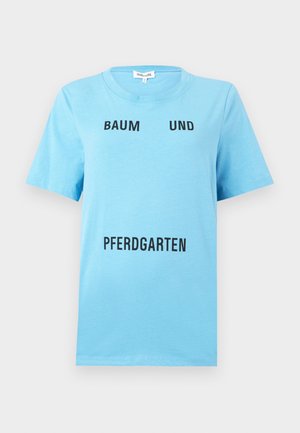 Világoskék pamut póló vastag fekete felirattal: „BAUM UND PFERDGARTEN.” Rövid ujjú, kerek nyakú, sima tapintású.