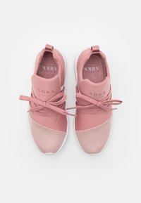 Pink Fitnessschuhe mit einem Mesh-Muster, abgerundetem Zeh, Schnürsenkeln und einer Zuglasche an der Ferse. Mit einem kontrastierenden gemusterten Einsatz.