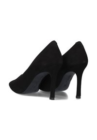 Zwarte suède hoge hakken met een spitse neus en een slanke hak. Het ontwerp heeft een gladde textuur en een slanke silhouette.