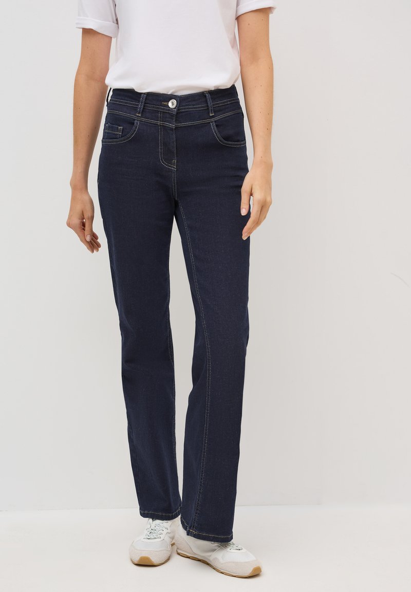 Jeans en denim bleu foncé avec une coupe droite, des coutures jaunes contrastantes, des poches avant et une fermeture à bouton à la taille.