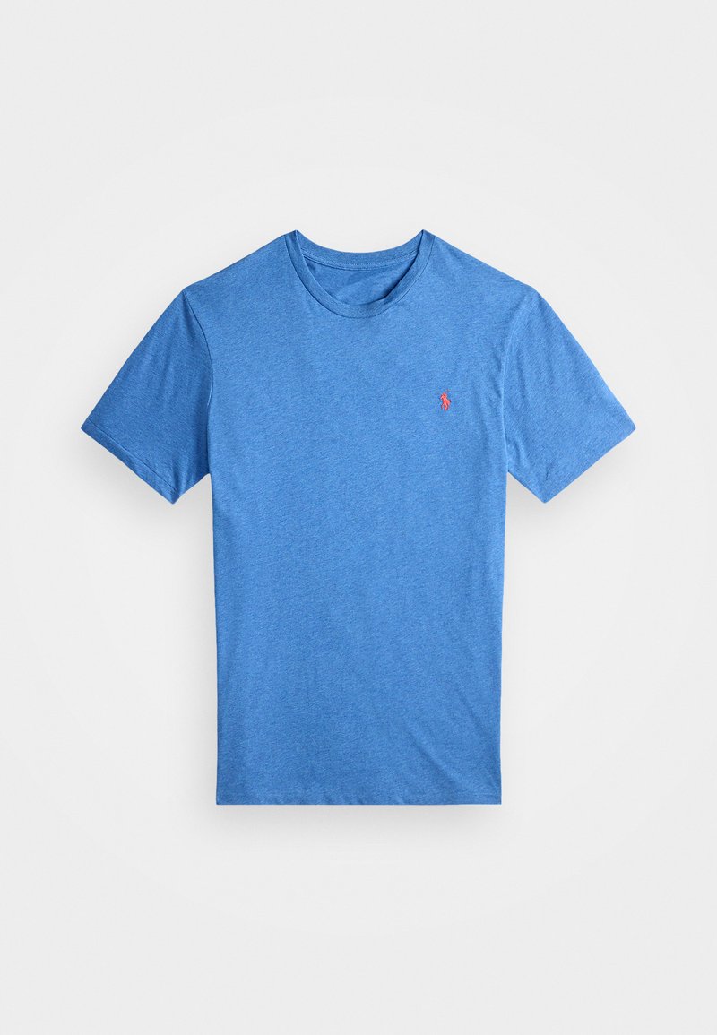 Lichtblauwe t-shirt met korte mouwen, gemaakt van zachte stof, met een ronde hals en een klein rood logo op de linkerkant van de borst.