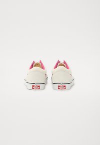 Hvide sneakers med lyserøde detaljer; materialer af suede og kanvas; lavtop design med kontrasterende sort sål; klassisk logo på hælen.