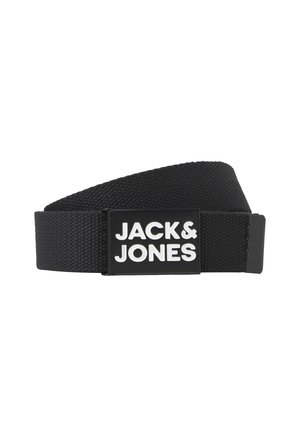 Zwarte stoffen riem met een rechthoekige zwarte gesp waarop de witte tekst "JACK & JONES" staat. De riem heeft een geweven structuur en een eenvoudig ontwerp.