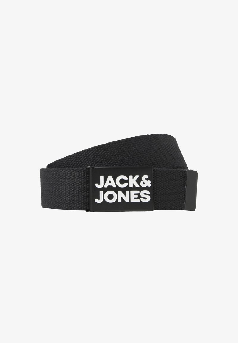 Zwarte stoffen riem met een rechthoekige zwarte gesp waarop de witte tekst "JACK & JONES" staat. De riem heeft een geweven structuur en een eenvoudig ontwerp.
