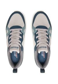 Las zapatillas deportivas ligeras presentan una parte superior de malla gris con acentos en azul oscuro y verde azulado, una suela acolchada y cordones planos para un ajuste seguro.