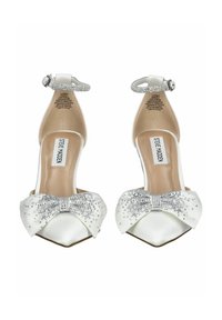 Scarpe col tacco alto bianche con punta affusolata, finitura in raso strutturato e fiocco decorato con accenti argentati. La cinghia alla caviglia presenta strass.