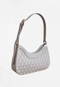 Graue Lederhandtasche mit einer geschwungenen Form, die ein geprägtes Blumenmuster aufweist. Der Riemen ist verstellbar und enthält Beschläge in Goldfarbe.