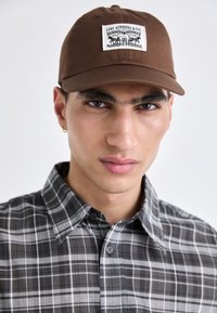 Selezionato, dark brown