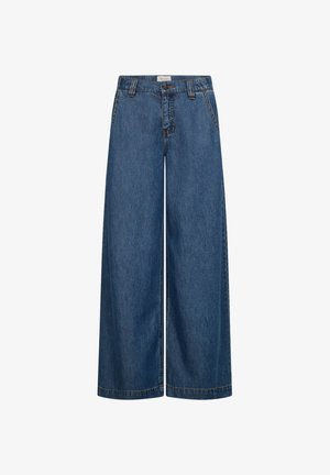 Blauwe denim jeans met wijde pijpen, hoge taille, sluiting met knopen en rits aan de voorkant, riemlussen en zijzakken op een witte achtergrond.