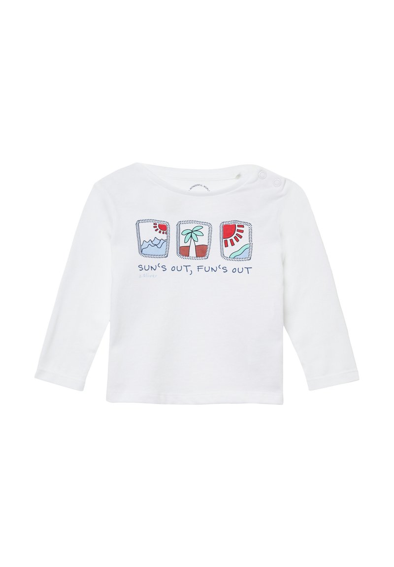 Weißes Langarm-T-Shirt mit drei bunten Grafiken von Bergen, einer Palme und einer Sonne sowie dem Text "SONNE RAUS, SPASS RAUS."