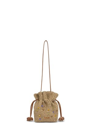 Mała beżowa pleciona torba na sznurek z długim cienkim paskiem i kolorowymi ozdobami z koralików z przodu.