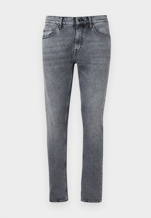 Jean slim gris en denim avec cinq poches, fermeture à bouton, et texture délavée, présenté sur un fond blanc.