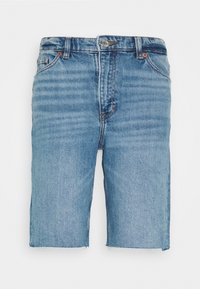 Shorts de mezclilla azul claro con corte recto, diseño de cinco bolsillos y dobladillo deshilachado, presentando un leve desgaste y cierre con botón de metal.