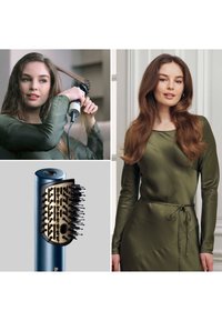 Spazzola elettrica con manico blu e setole beige. Due donne: una sta pettinando i capelli, l'altra ha capelli lisci e lunghi, entrambe indossano abiti verdi.