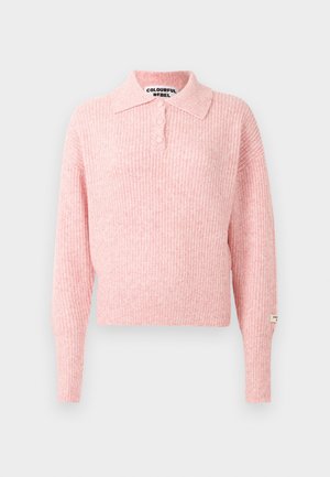 Pulover tricotat, ribbed, de culoare roz pal, cu guler, echipat cu o plachetă cu trei nasturi și mâneci lungi; are un etichete cu logo pe mâneca stângă.