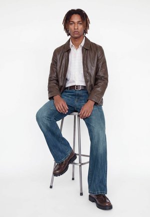 Jack & Jones, FLARED FIT JEANS JJITOBY JJCREW SQ 745 STYD FLARED FIT JEANS - Дънки с широк крачол - blue denim