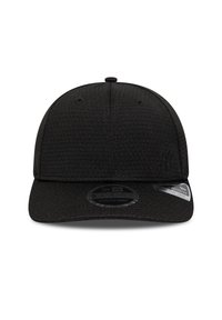 Μαύρο σκουφί snapback με υφασμάτινη υφή, επίπεδη γείσο, κυκλικό λογότυπο στο μπροστινό μέρος και οπές αερισμού στην κορυφή.