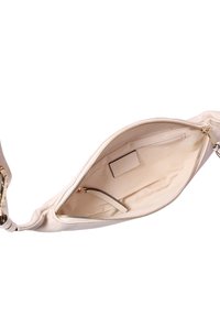 Borsa a tracolla in pelle cream con superficie testurizzata, zip dorata e tasca interna. La borsa presenta una sola tracolla regolabile.