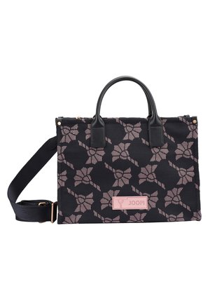 Sac en tissu noir avec motif floral rose, poignées de transport doubles, bandoulière amovible et patch logo rose. Design structuré, matériau durable.