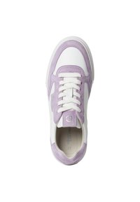 Sneaker bianche con dettagli in suede lilla, punta rotonda, lacci bianchi e un sottile logo sulla linguetta. Parte superiore in pelle liscia e suola in gomma.