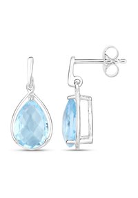 Oorbellen van sterling zilver met peer-vormige lichtblauwe edelstenen met facetgeslepen oppervlakken, hangend aan eenvoudige draadhaken.